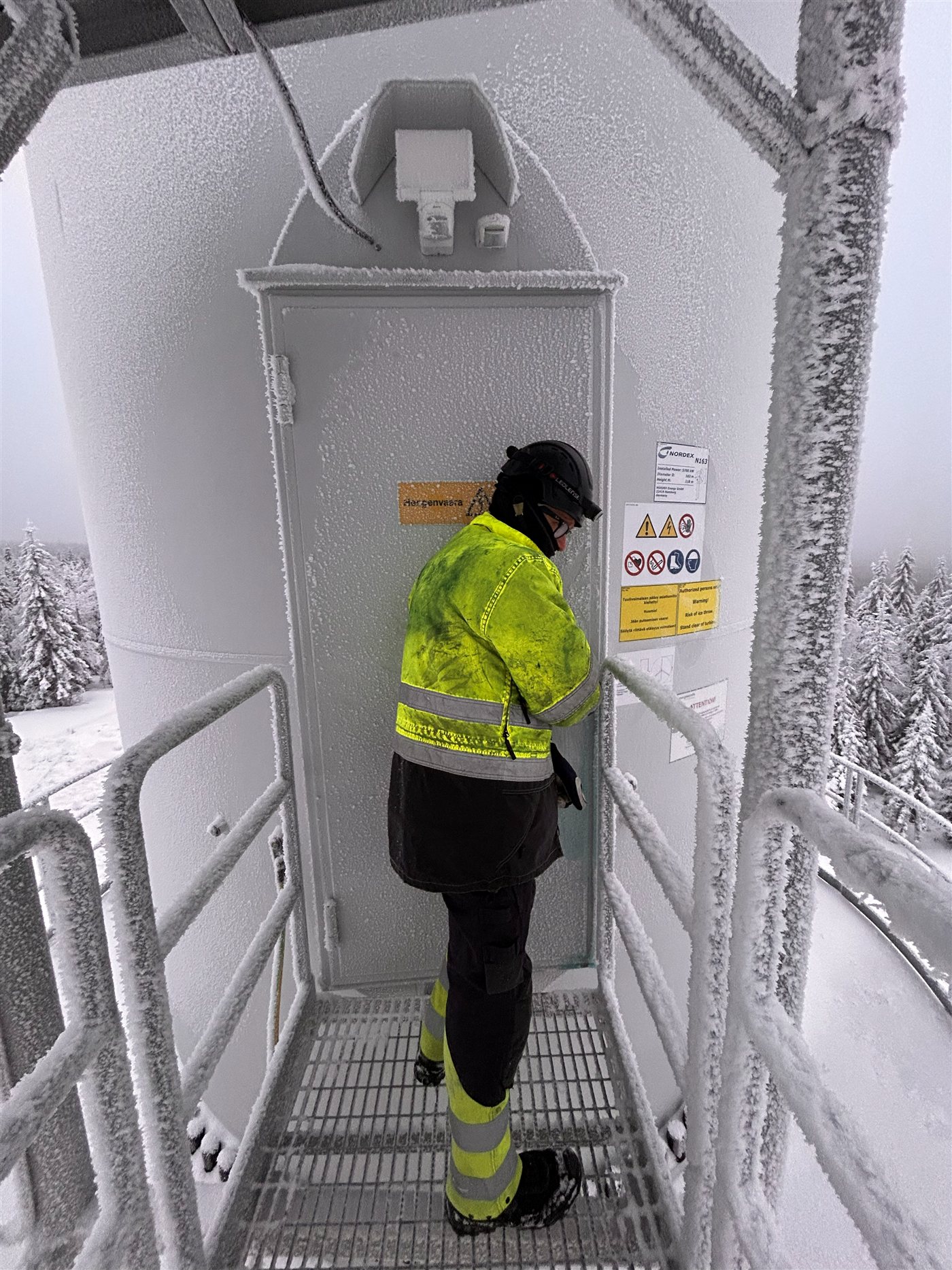 Zugang zur Gondel bei winterlichen Bedingungen